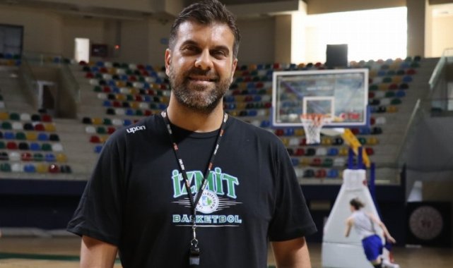 Yılın antrenörü seçilen Hasan Fırat Okul, İzmit'i gururlandırdı
