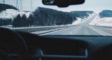 Zorunda değilseniz araçla yola çıkmayın! Kış aylarında güvenli sürüş için öneriler...