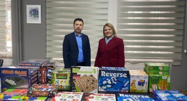Başkan Hürriyet'ten öğrencilere 'Akıl ve Zeka Oyunları' seti hediyesi