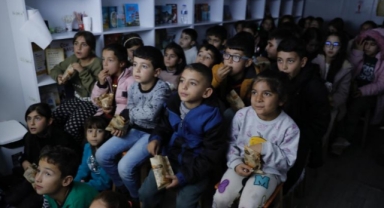 Depremzede çocuklar sinemayla sosyalleşiyor