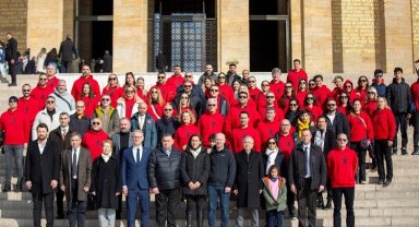 Hentbol ailesi, THF'nin 48. yılında Anıtkabir'i ziyaret etti