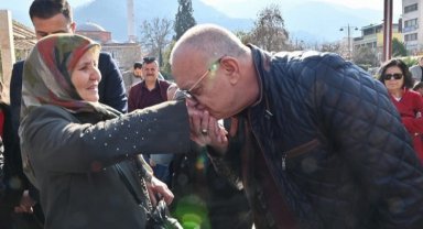 Manisa'da Başkan Ergün'e vatandaşlardan yoğun ilgi