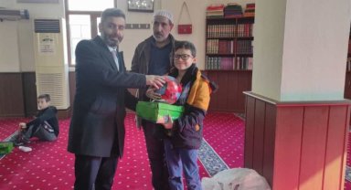 Mardin'de namaz kılan çocuklara ödül