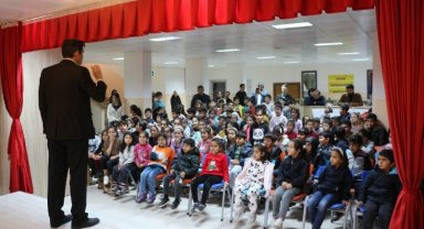 27 Mart Dünya Tiyatro Günü'nde öğrencilere gösteri düzenlendi