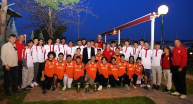 Ayvalıkgücü dev adamlarıyla zaferlerini kutladı