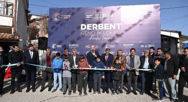 Başkan Altay Derbent'e kazandırılan gençlik lokalini açtı