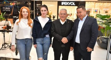 Başkan Büyükkılıç'a "AVM" ziyaretinde gençlerden yoğun ilgi