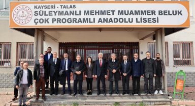 Başkan Yalçın öğrencilerin tiyatro gösterisini izledi