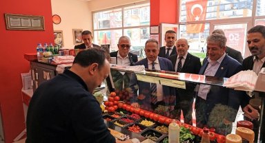 Başkan Yalçın vatandaşın ilgisiyle karşılanıyor