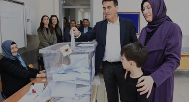 Bursa Osmangazi'de Başkan Dündar oyunu ailesiyle kullandı