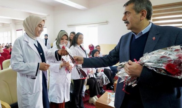 Erzurum'da çiçekler Bakan Tekin'den