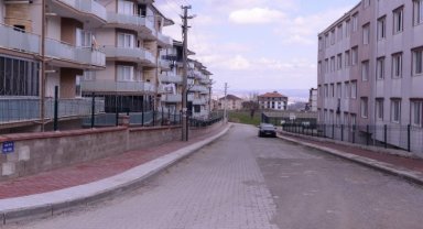 İnegöl Yeniceköy'de yol kaplama ve tretuvar çalışması