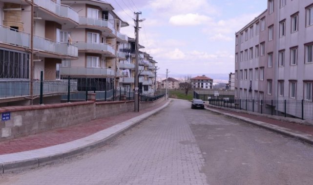 İnegöl Yeniceköy'de yol kaplama ve tretuvar çalışması