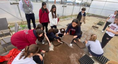İzmir'de bu tarla çocukları toprakla buluşturuyor