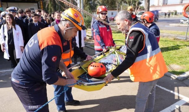 İzmir'de gençlere afet bilinci aşılaıyor