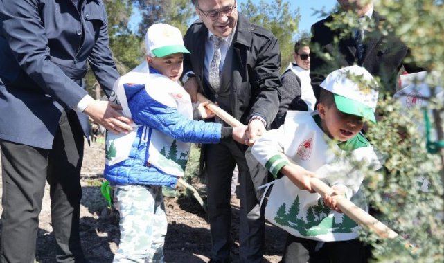İzmir'de özel çocuklar fidan dikti