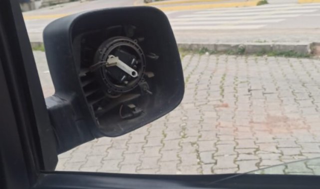 Kocaeli'de Büyükşehir adayının seçim aracına taşlı saldırı!