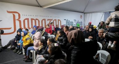 Ramazan Sokağı'na neşe katan gölge oyunu