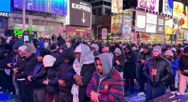 Times Meydanı'nda ilk teravih
