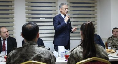 Vali Tuncay Akkoyun ilk iftarını Özel Harekat Polisleri ile yaptı