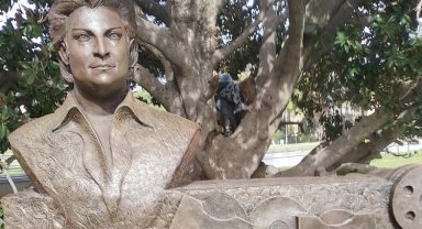 Zeki Müren heykeli vefat ettiği yerde yükseldi!