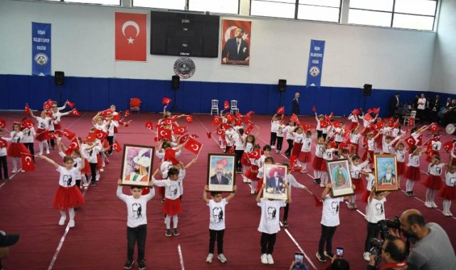23 Nisan coşkusu salonlara sığmadı