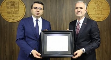 Başkan Alper Taban mazbatasını aldı