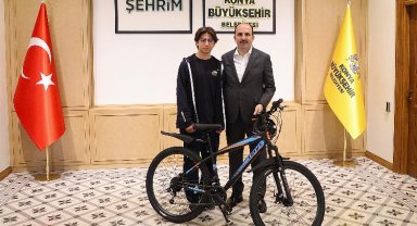 Başkan Altay örnek olan liseli gençle buluştu