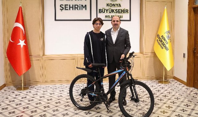 Başkan Altay örnek olan liseli gençle buluştu
