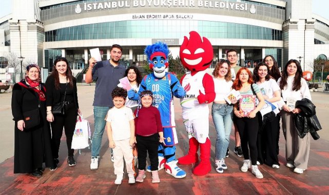 Basketbol maçına bilet yerine kitapla geldiler!