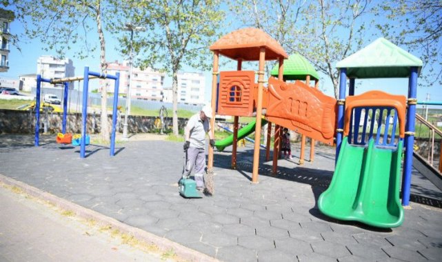 Çayırova'daki parklarda temizlik çalışmaları sürüyor