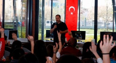 Derince Kütüphanesi'nin ilk konuğu Asal oldu