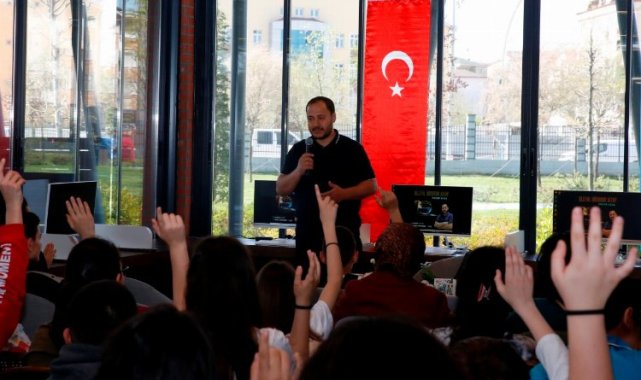 Derince Kütüphanesi'nin ilk konuğu Asal oldu