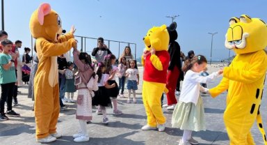 Gemlik'te çocuklar bayramı şeker tadında kutluyor