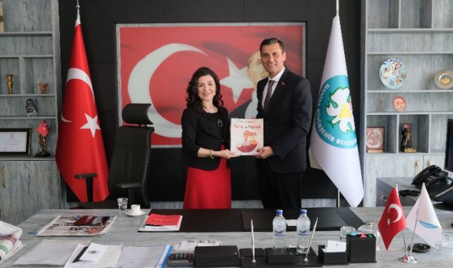 İlk kitabını Başkan Zeyrek'e hediye etti
