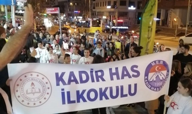 İstanbul'da öğrencilerden iftar sonrası renkli fener alayı