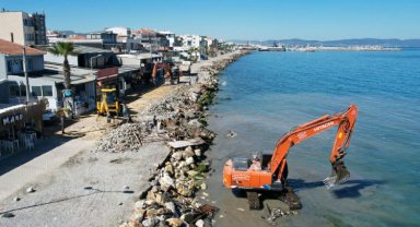 İzmir Güzelbahçe'de sahil projesine ilk kepçe
