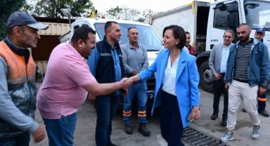 İzmir Karabağlar'da mesaiye 'Temizlik'te başladı