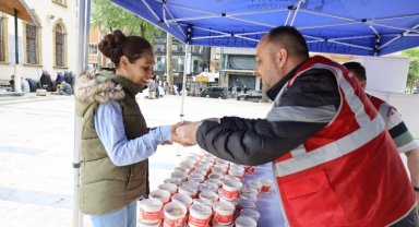İzmit Belediyesi şehitler anısına helva dağıttı