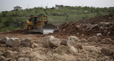 Kayseri Melikgazi'de yol genişleme çalışması sürüyor