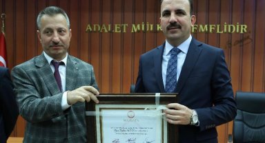 Konya'da Başkan Altay mazbatasını aldı