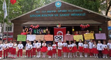 Manisa Büyükşehir'in minikleri 23 Nisan'ı kutladı