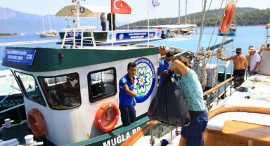 Muğla Büyükşehir Belediyesi bayram tatilinde de teknelerden atık topladı