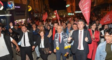 Özcan 10 bin kişi ile seçim galibiyetini kutladı