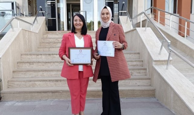 Pazaryeri İlçesinin ilk kadın meclis üyesi Büşra Kanat mazbatasını aldı
