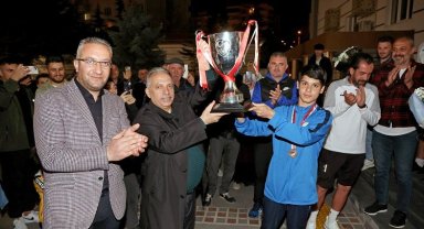 Şampiyon Talasgücü'ne çiçeklerle karşılama