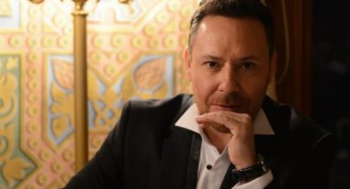 Yeni klibinde oğluyla oynadı