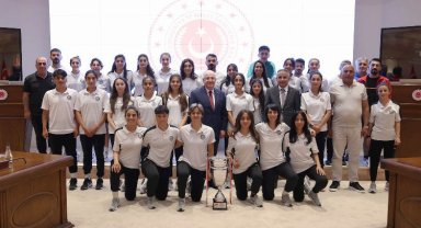 Bakan Güler Yüksekova Belediyespor sporcularıyla buluştu