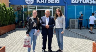 Başkan Büyükkılıç, Mevlana Kütüphanesi'nde gençlerle buluştu