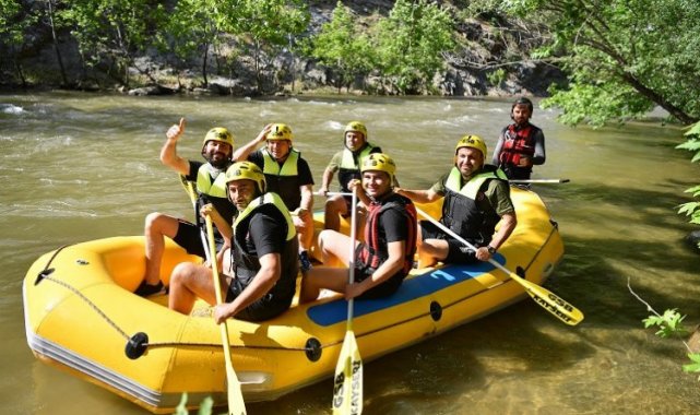 Başkan Büyükkılıç ve Vali Çiçek, Zamantı Irmağı'ndaki rafting yarışının startını verdi